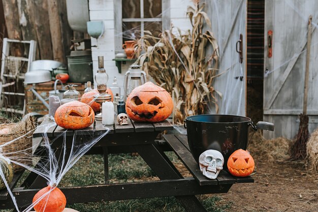 Un fienile decorato per Halloween con zucche intagliate e ragnatele