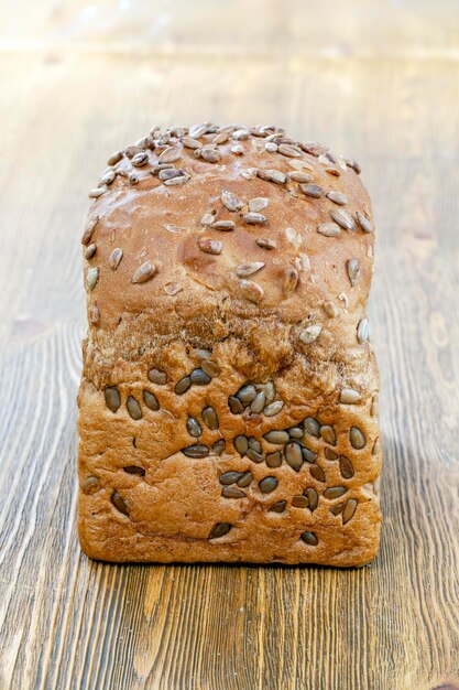 Un filone di pane a base di farina di frumento e semi di girasole