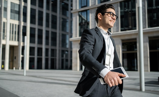 Un finanziere un banchiere un uomo con gli occhiali e un abito formale un uomo d'affari va a lavorare in ufficio