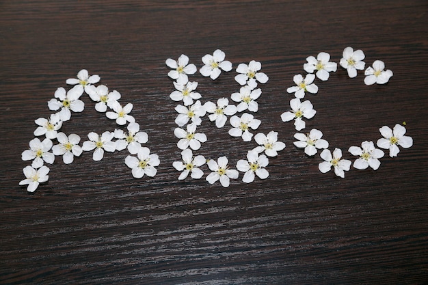 Un fiore bianco con sopra la parola "a".