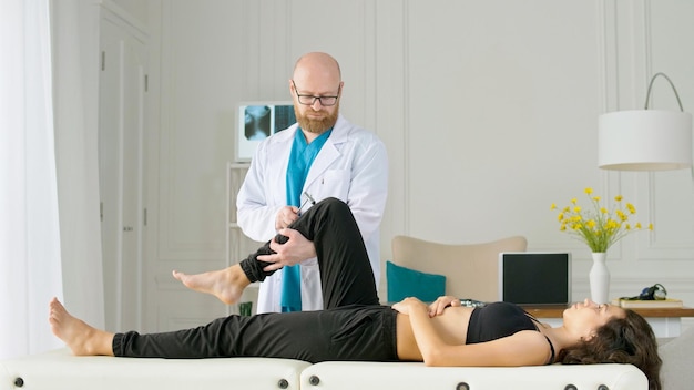 Un fisioterapista addestra in sicurezza un paziente utilizzando attrezzature mediche per esercizi