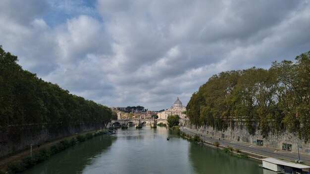 Un fiume a roma con vista del vaticano sullo sfondo