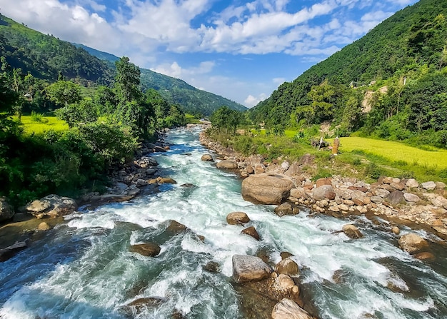 Un fiume attraversa una valle con una montagna sullo sfondo