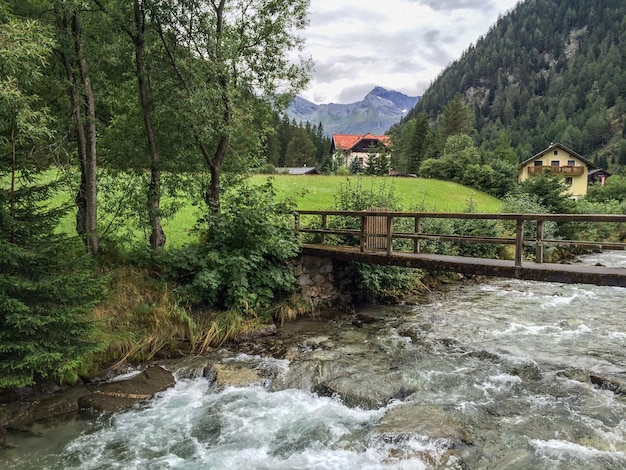 Un fiume che scorre tra le rocce