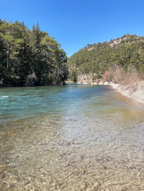 Un fiume con acqua limpida e un cielo blu