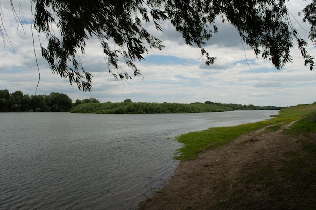 Un fiume con piccole onde nel vento in tempo nuvoloso