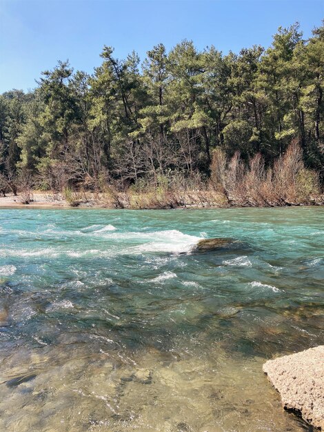 Un fiume con un'acqua blu e una roccia bianca nel mezzo