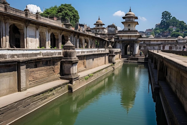 un fiume con un ponte e un tempio sullo sfondo