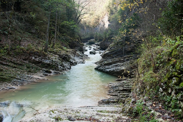 Un fiume di montagna che scorre tra le montagne Guam Gorge