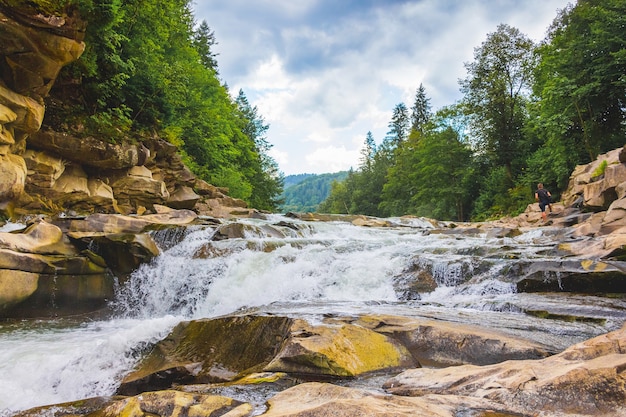 Un fiume di montagna in estate