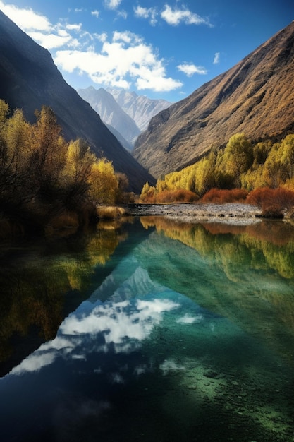 Un fiume in montagna con il cielo sullo sfondo