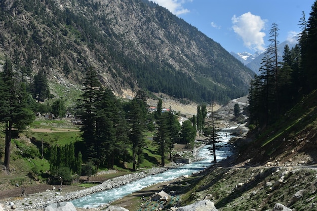 Un fiume scorre attraverso le montagne nella valle di Manali.