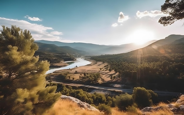 Un fiume scorre tra le montagne al sole