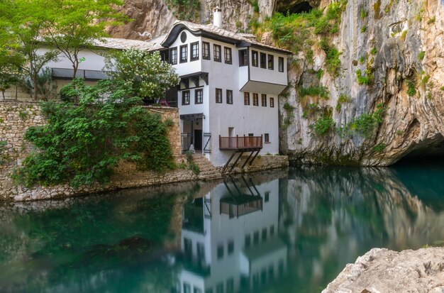 Un fiume sotterraneo pulito emerge da una grotta vicino a una moschea islamica