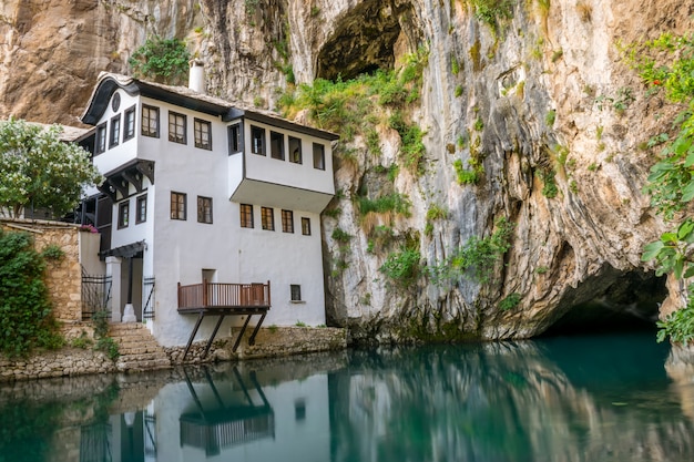 Un fiume sotterraneo pulito emerge da una grotta vicino a una moschea islamica.