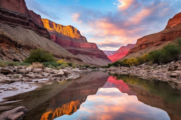 Un fiume tranquillo che si snoda attraverso un canyon all'alba