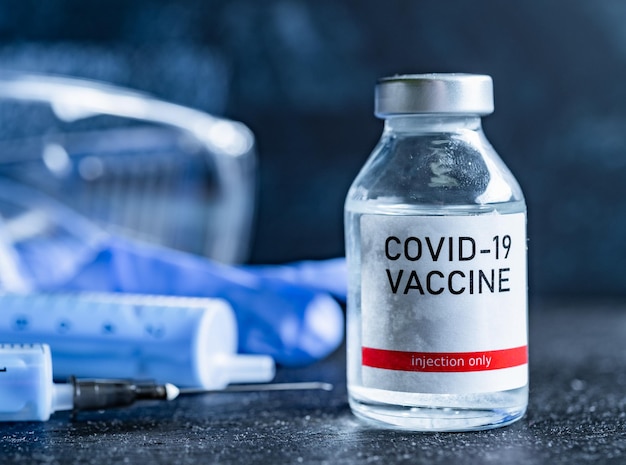 Un flaconcino singolo di vaccino Covid19 Concetto medico vaccinazione trattamento con iniezione ipodermica Iniezione di vaccino e siringa