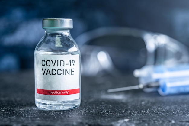 Un flaconcino singolo di vaccino Covid19 Concetto medico vaccinazione trattamento con iniezione ipodermica Iniezione di vaccino e siringa