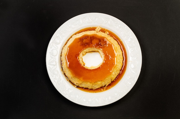 Un flan di uova su un piatto di ceramica bianca