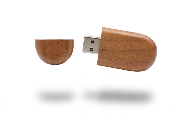 Un flash drive in una custodia di legno su uno sfondo bianco. isolato.