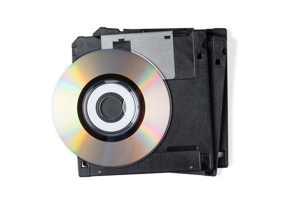 Un floppy disk e un mini CD. Detentori di dati vecchio stile. Isolato su bianco.