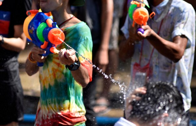 Un flusso d'acqua diretto a un popolo in acqua festival Thailandia