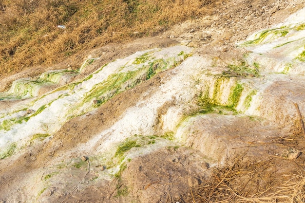 Un flusso di acqua minerale calda curativa da una sorgente nella località di Pyatigorsk nel Caucaso settentrionale