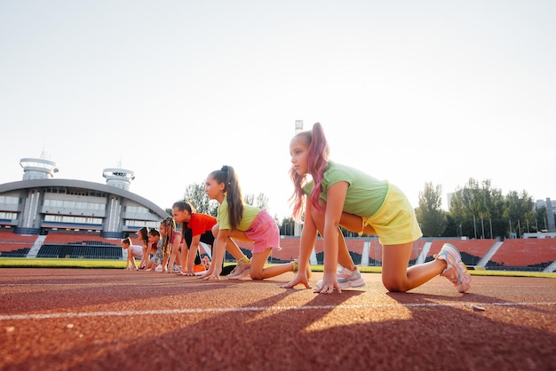 Un folto gruppo di ragazze si è preparato alla partenza prima di correre allo stadio durante il tramonto Uno stile di vita sano