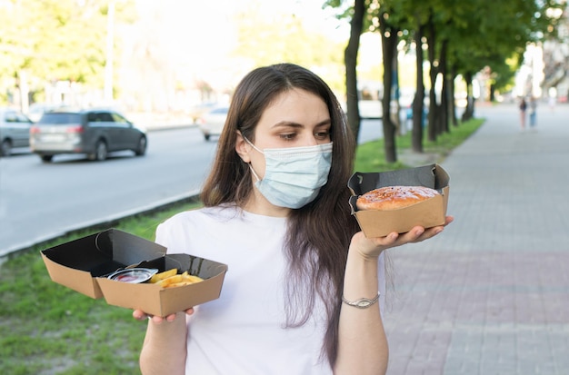 Un fornitore di cibo durante una pandemia e una quarantena conserva il cibo