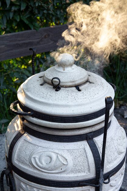 Un forno per arrosti, un barbecue di un aspetto sferico o simile a una brocca per preparare vari cibi