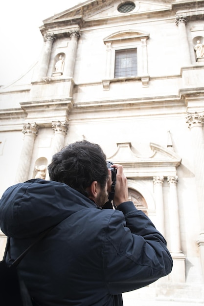Un fotografo in tournée in una città cattolica