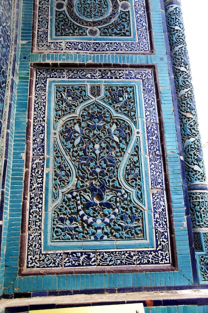 Un frammento del mosaico blu del complesso ShakhiZinda a Samarcanda in Uzbekistan Viaggio turistico attraverso l'Asia centrale 29042019