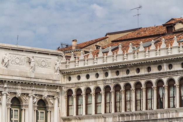 Un frammento dell'edificio delle Procuratie Vecchie in Piazza San Marco a Venezia