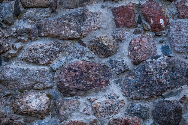 Un frammento di muratura in granito preso primo piano alla luce del giorno