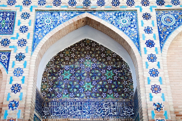 Un frammento di parete decorata con mosaici e ornamenti nel mausoleo di Gur Emir a Samarcanda, Uzbekistan. 29.04.2019