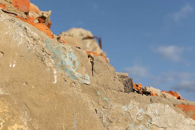 Un frammento di un muro distrutto di un edificio residenziale