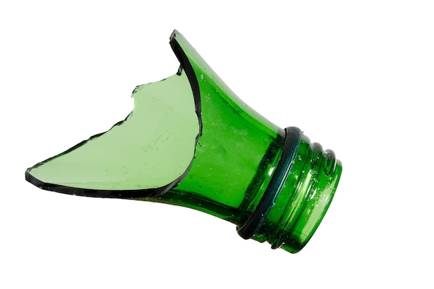 Un frammento di vetro verde Collo di bottiglia rotto isolato su sfondo bianco Foto di alta qualità