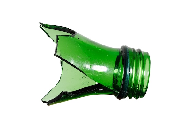Un frammento di vetro verde Collo di bottiglia rotto isolato su sfondo bianco Foto di alta qualità