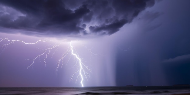 Un fulmine è visto sopra l'oceano.