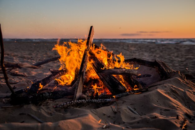 un fuoco luminoso sulla spiaggia