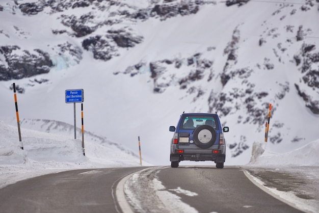 Un fuoristrada transita sul Passo del Bernina in Svizzera