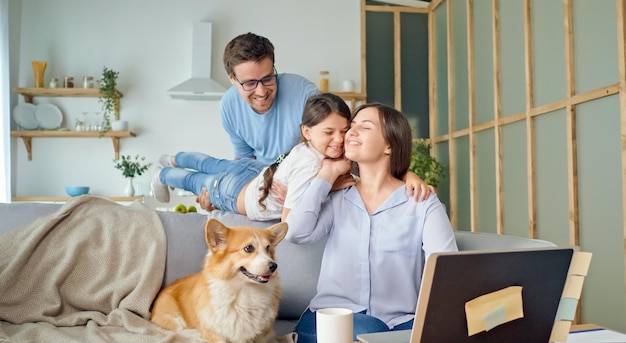 Un genitore che lavora da casa, mamma, sperimenta lo stress di lavorare da remoto a casa, figlia e padre...