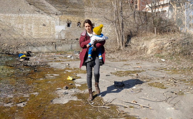 Un genitore e suo figlio passeggiano tra le rovine