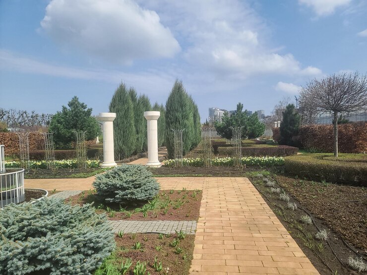 Foto un giardino con colonne e un cielo azzurro