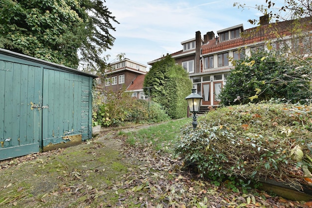 Un giardino con un recinto verde e una casa