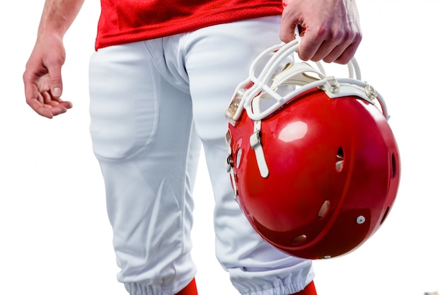 Un giocatore di football americano prende il suo casco sulla sua mano