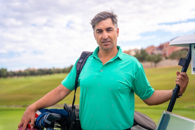 Un giocatore di golf professionista con la sacca di mazze pronto per giocare a golf
