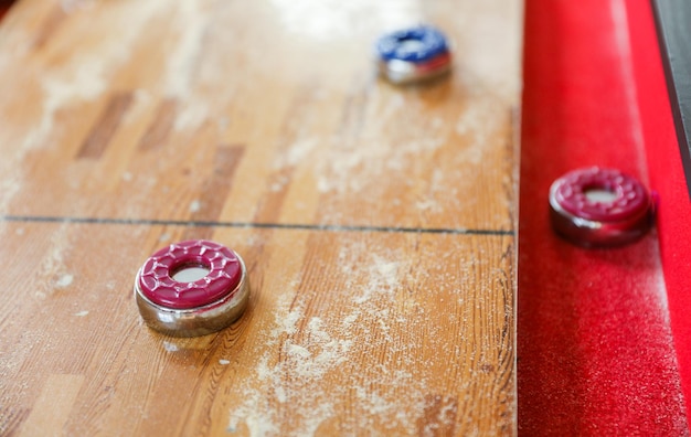 Un gioco di shuffleboard con un tappetino rosso sul pavimento