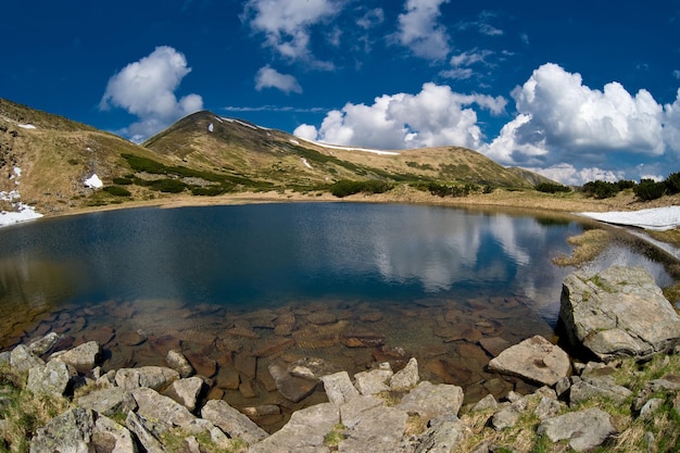 Un giorno di escursioni nelle montagne primaverili