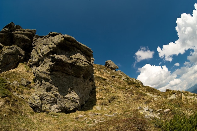 Un giorno di escursioni nelle montagne primaverili